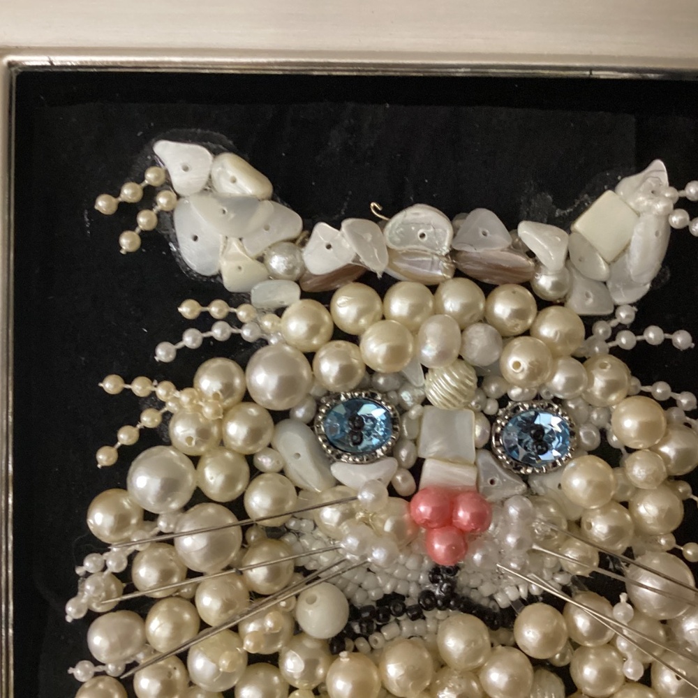 Handmade upcycled jewelry white pearl cat flowers silver frame blue eyes whisker - Picture 3 of 9